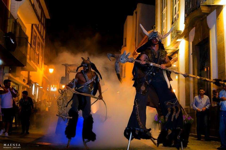 Zancudos · pasarrúas nocturna con fume